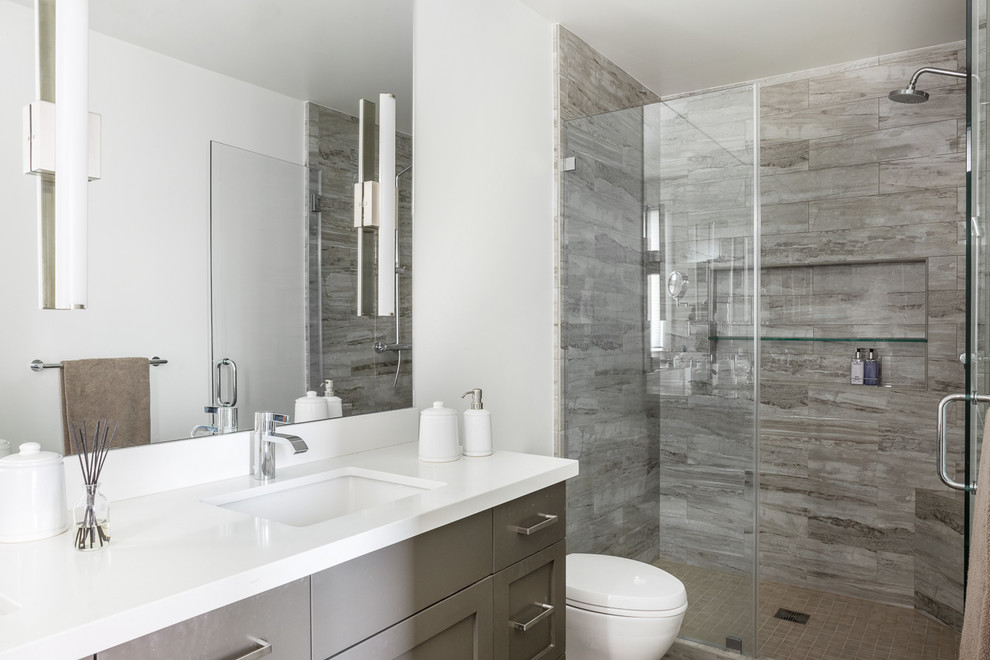 Exempel på ett stort modernt en-suite badrum, med skåp i shakerstil, grå skåp, en dusch i en alkov, brun kakel, porslinskakel och bänkskiva i kvarts
