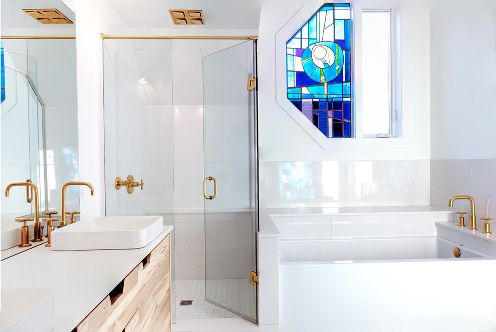 Modernes Badezimmer mit Aufsatzwaschbecken, flächenbündigen Schrankfronten, hellen Holzschränken, Badewanne in Nische, Eckdusche, weißen Fliesen und weißer Wandfarbe in Ottawa