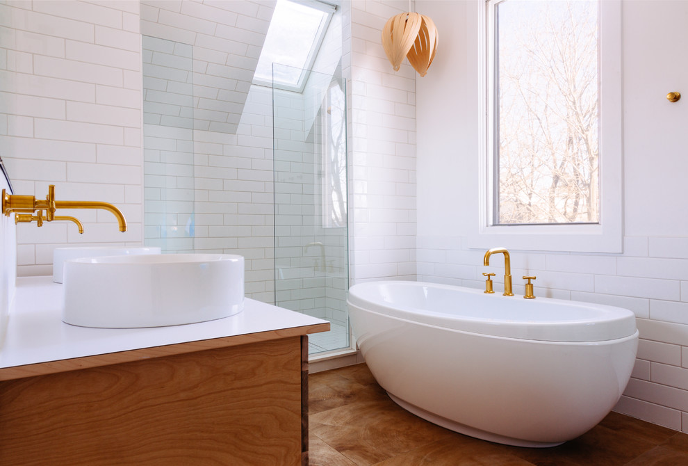 Foto di una stanza da bagno minimal con lavabo a bacinella, vasca freestanding, doccia alcova, piastrelle bianche, piastrelle diamantate e pareti bianche