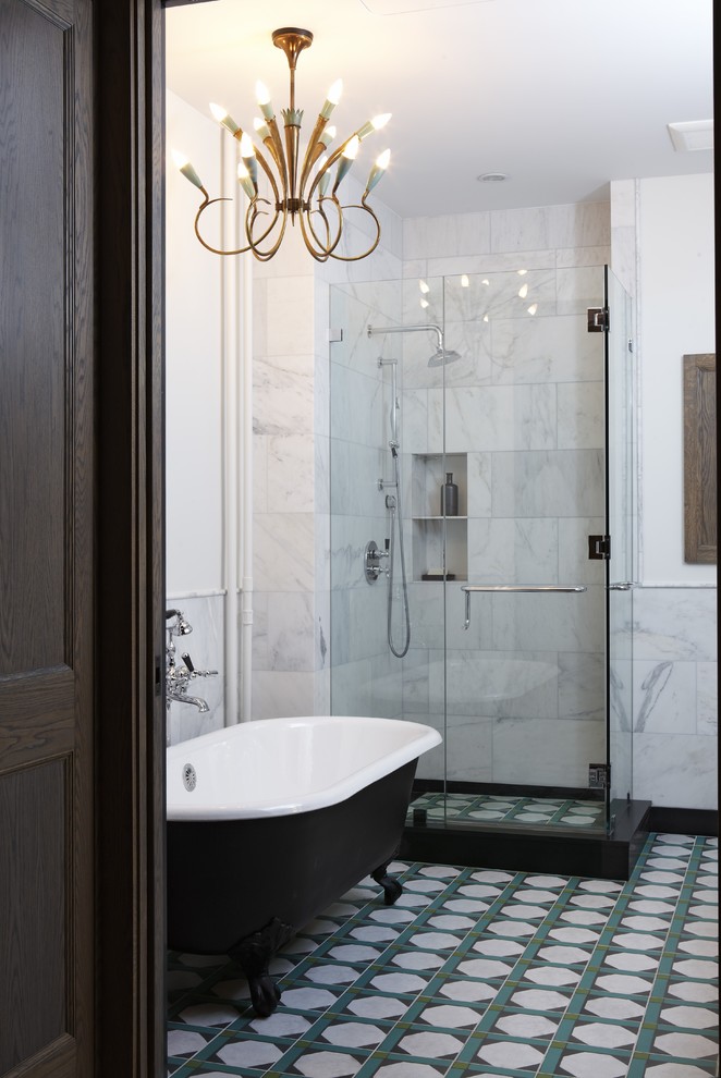 На фото: маленькая главная ванная комната в стиле неоклассика (современная классика) с ванной на ножках, душем в нише, белой плиткой, мраморной плиткой, белыми стенами, полом из цементной плитки, разноцветным полом и душем с распашными дверями для на участке и в саду
