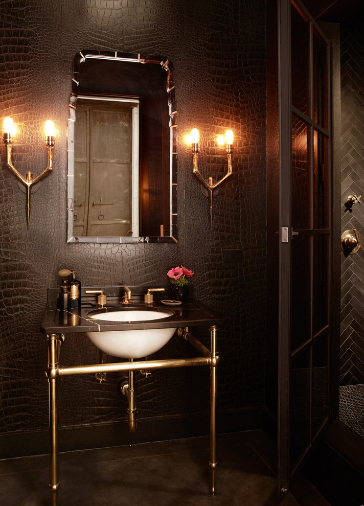 Идея дизайна: большая главная ванная комната в стиле лофт с врезной раковиной, столешницей из гранита, черной плиткой, каменной плиткой, черными стенами и бетонным полом