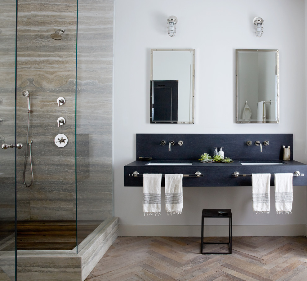 На фото: большая главная ванная комната в современном стиле с подвесной раковиной, столешницей из гранита, открытым душем, разноцветной плиткой, каменной плиткой, белыми стенами и паркетным полом среднего тона с