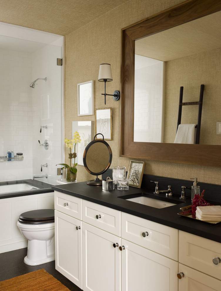 ニューヨークにあるコンテンポラリースタイルのおしゃれな浴室 (アンダーカウンター洗面器、シェーカースタイル扉のキャビネット、白いキャビネット、アンダーマウント型浴槽、シャワー付き浴槽	、白いタイル) の写真