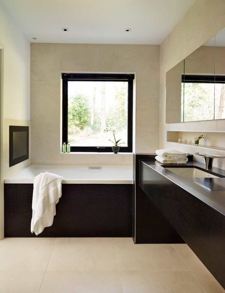 Идея дизайна: ванная комната в современном стиле с врезной раковиной и ванной в нише
