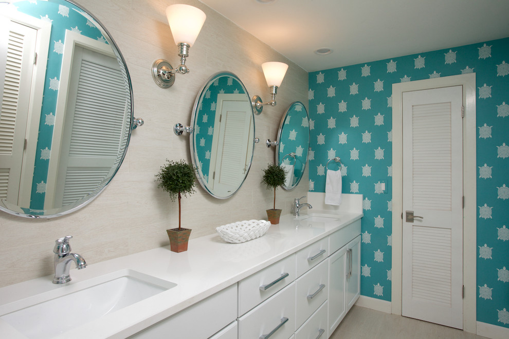 Esempio di una grande stanza da bagno padronale costiera con ante in stile shaker, ante bianche, pareti blu, lavabo sottopiano e top in quarzite
