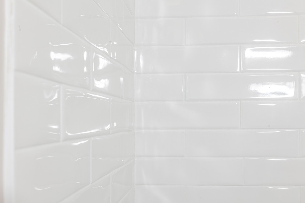 Exempel på ett litet modernt vit vitt badrum med dusch, med skåp i shakerstil, grå skåp, ett badkar i en alkov, en dusch/badkar-kombination, en toalettstol med separat cisternkåpa, vit kakel, porslinskakel, beige väggar, klinkergolv i porslin, ett undermonterad handfat, marmorbänkskiva och dusch med duschdraperi