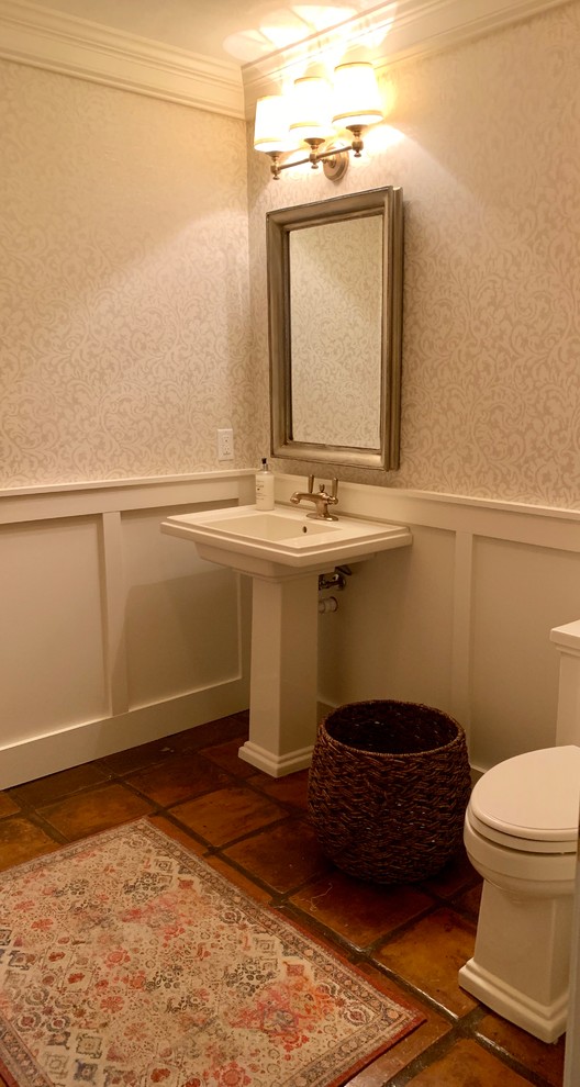 Foto di un bagno di servizio tradizionale di medie dimensioni con WC a due pezzi, pavimento in cementine e lavabo a colonna