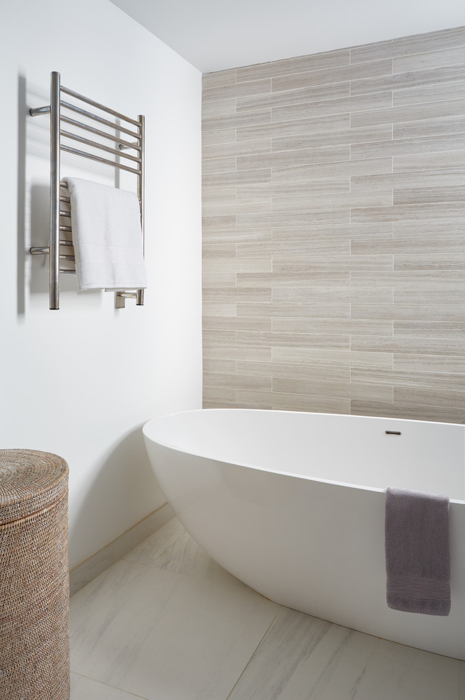 Inspiration för stora moderna en-suite badrum, med släta luckor, ett fristående badkar, en dusch i en alkov, vit kakel, keramikplattor, vita väggar, klinkergolv i porslin, ett fristående handfat, flerfärgat golv och dusch med gångjärnsdörr