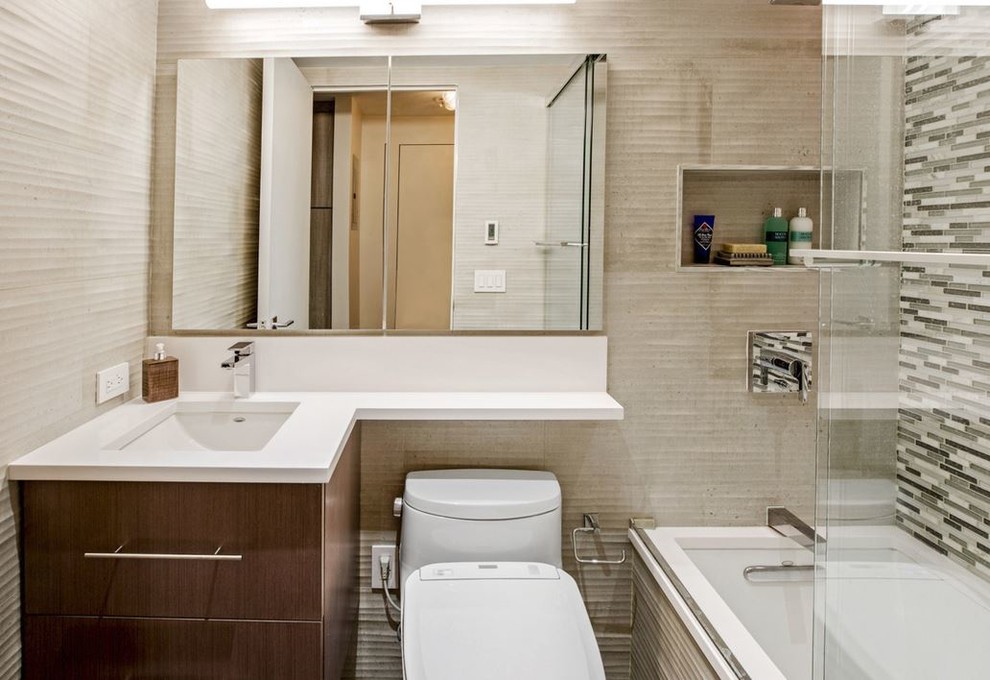 Idee per una piccola stanza da bagno design con ante lisce, ante in legno bruno, vasca/doccia, piastrelle multicolore, pareti beige, lavabo sottopiano e porta doccia scorrevole