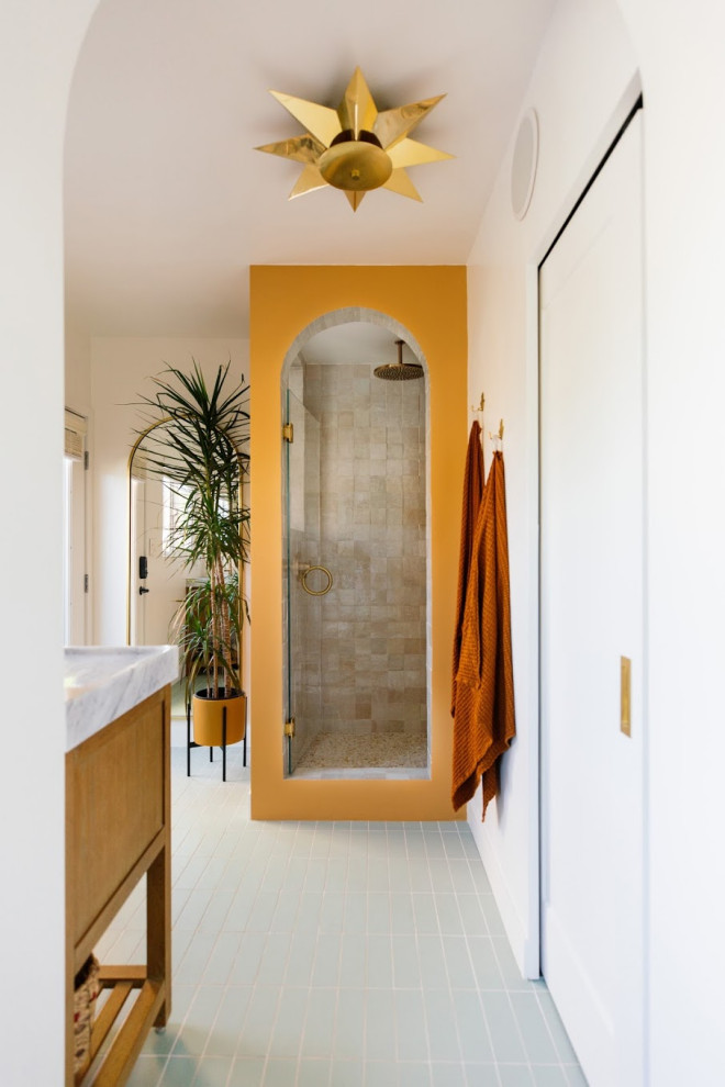 Großes Modernes Badezimmer En Suite mit hellen Holzschränken, Duschnische, braunen Fliesen, weißer Wandfarbe, Keramikboden, grünem Boden, Falttür-Duschabtrennung, grauer Waschtischplatte, WC-Raum und Einzelwaschbecken in Los Angeles
