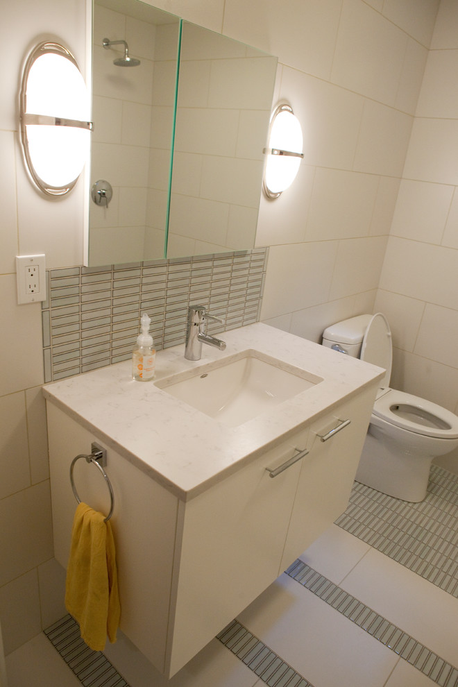 Modern inredning av ett litet badrum