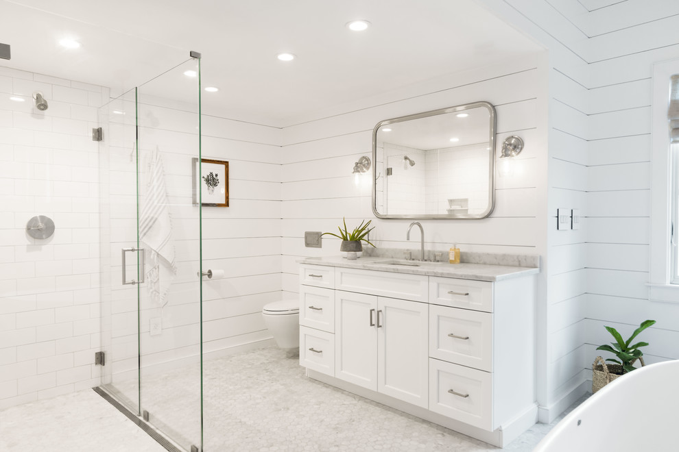 Exempel på ett mellanstort lantligt en-suite badrum, med skåp i shakerstil, ett fristående badkar, en kantlös dusch, en vägghängd toalettstol och dusch med gångjärnsdörr