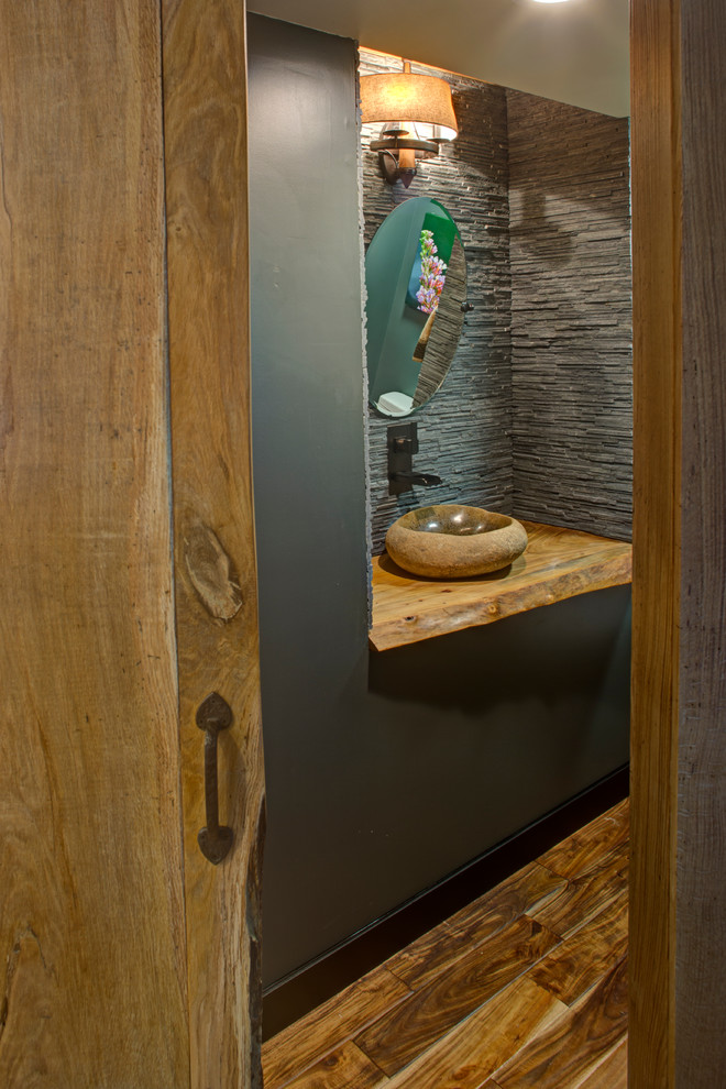 Idéer för små orientaliska badrum med dusch, med mellanmörkt trägolv, träbänkskiva, grå kakel, gröna väggar och ett fristående handfat