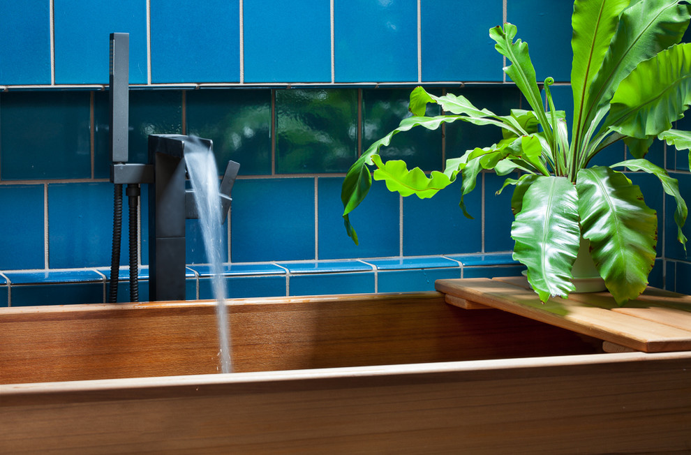 Источник вдохновения для домашнего уюта: маленькая главная ванная комната в стиле модернизм с плоскими фасадами, фасадами цвета дерева среднего тона, японской ванной, душевой комнатой, синей плиткой, керамической плиткой, синими стенами, полом из керамической плитки, монолитной раковиной, столешницей из кварцита, синим полом и душем с распашными дверями для на участке и в саду