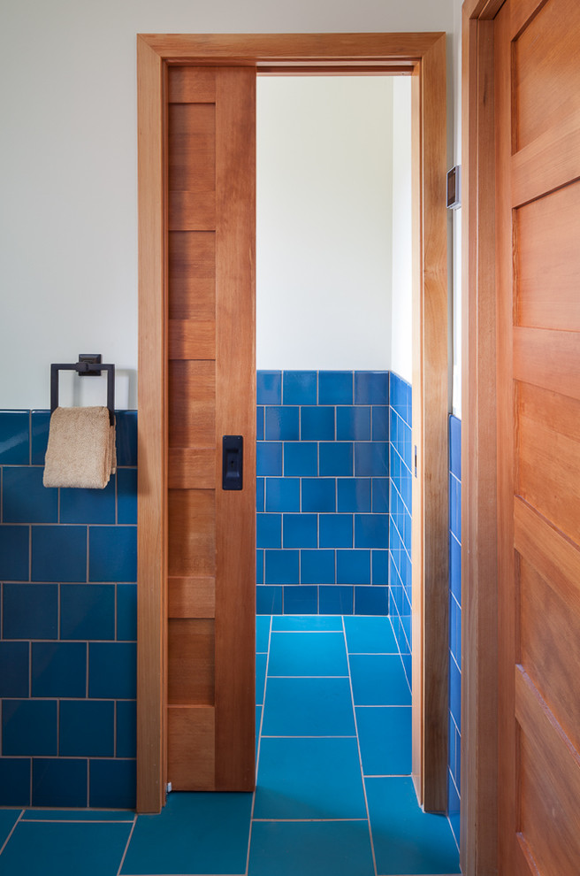 Свежая идея для дизайна: маленькая ванная комната в стиле модернизм для на участке и в саду - отличное фото интерьера