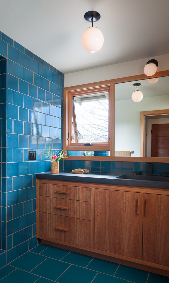 Стильный дизайн: маленькая главная ванная комната в стиле модернизм с плоскими фасадами, фасадами цвета дерева среднего тона, японской ванной, душевой комнатой, синей плиткой, керамической плиткой, синими стенами, полом из керамической плитки, монолитной раковиной, столешницей из кварцита, синим полом и душем с распашными дверями для на участке и в саду - последний тренд