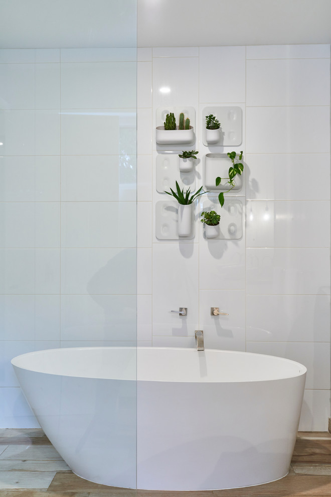 トロントにある北欧スタイルのおしゃれなマスターバスルーム (置き型浴槽) の写真