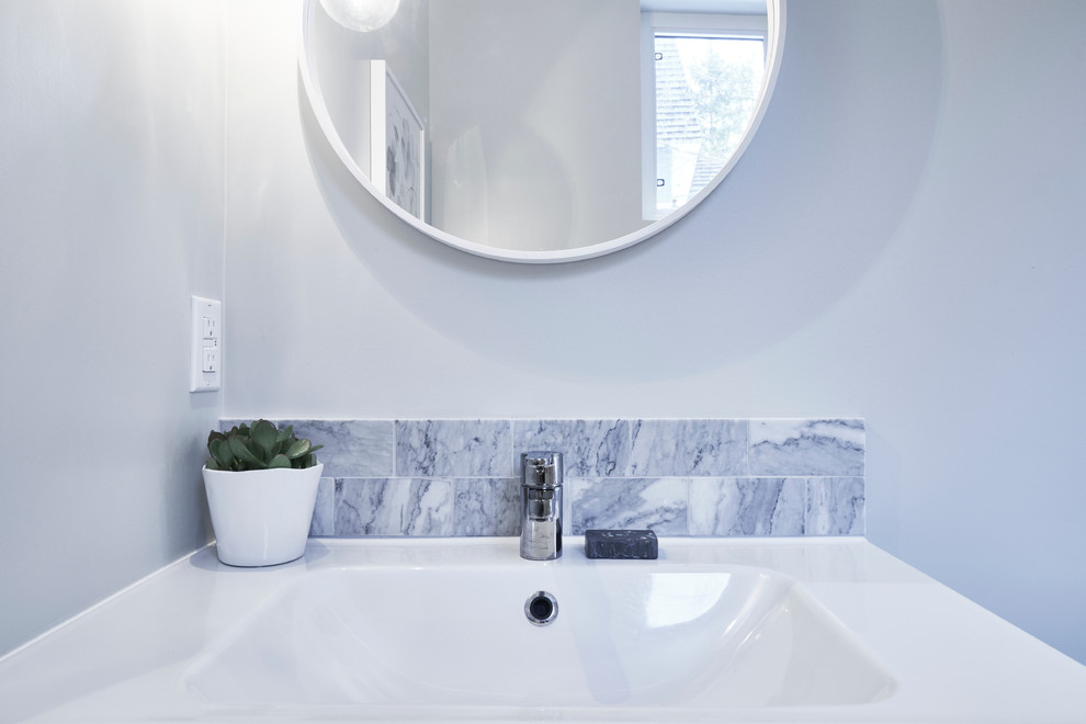 Modelo de cuarto de baño nórdico pequeño con baldosas y/o azulejos grises, baldosas y/o azulejos de cemento y paredes grises