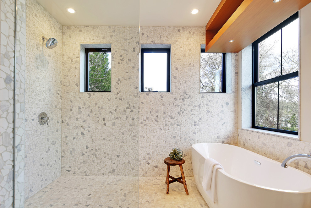 Inredning av ett minimalistiskt mellanstort vit vitt en-suite badrum, med släta luckor, bruna skåp, ett fristående badkar, våtrum, en toalettstol med hel cisternkåpa, flerfärgad kakel, vita väggar, ett nedsänkt handfat, flerfärgat golv och med dusch som är öppen