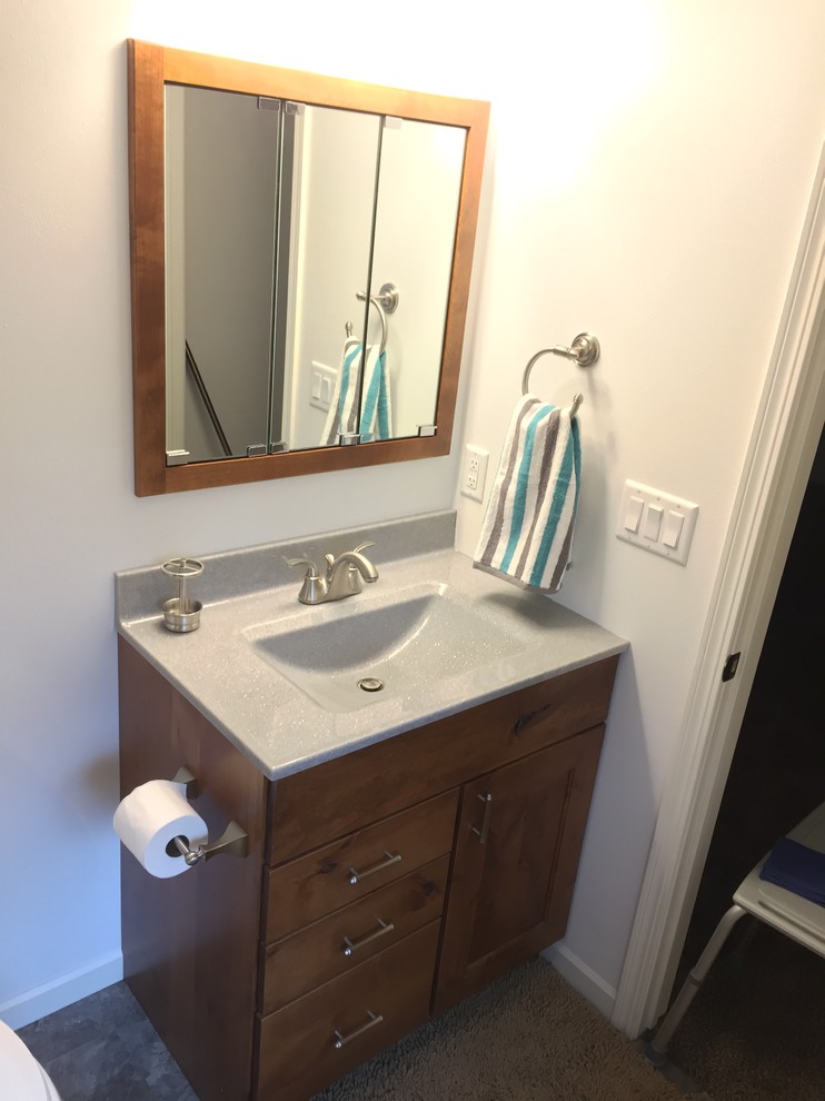 Idéer för små vintage badrum med dusch, med luckor med upphöjd panel, bruna skåp, en kantlös dusch, en toalettstol med separat cisternkåpa, beige väggar, ett integrerad handfat, bänkskiva i onyx, grått golv och dusch med duschdraperi
