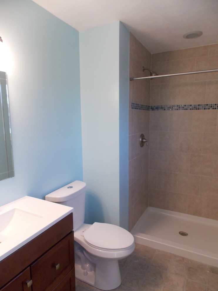 Idee per una stanza da bagno tradizionale con consolle stile comò, ante in legno scuro, doccia aperta e piastrelle beige