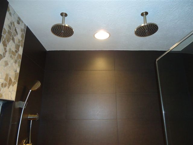 Esempio di una stanza da bagno padronale moderna con doccia alcova, piastrelle marroni e piastrelle in ceramica