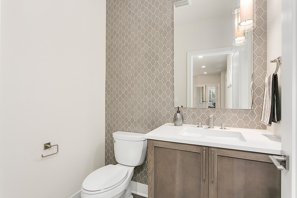 Immagine di una stanza da bagno design di medie dimensioni con ante con riquadro incassato, ante marroni, WC a due pezzi, piastrelle bianche, pareti bianche, lavabo sottopiano, pavimento grigio e top bianco
