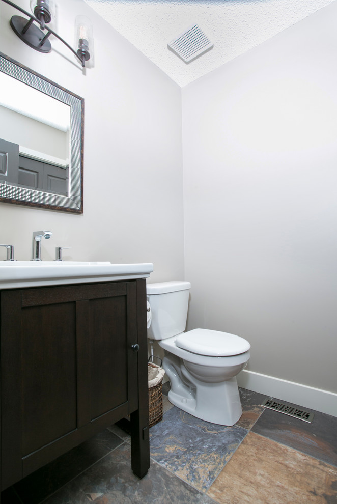 Esempio di una stanza da bagno minimalista di medie dimensioni con lavabo da incasso, ante in legno bruno, vasca freestanding, doccia doppia, pareti bianche e pavimento in ardesia
