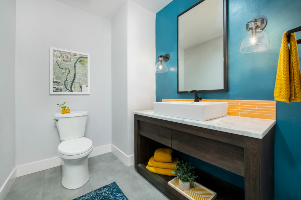 Стильный дизайн: ванная комната среднего размера в стиле неоклассика (современная классика) с открытыми фасадами, темными деревянными фасадами, унитазом-моноблоком, желтой плиткой, керамической плиткой, серыми стенами, полом из керамогранита, душевой кабиной, настольной раковиной, мраморной столешницей, серым полом, серой столешницей, тумбой под одну раковину и напольной тумбой - последний тренд