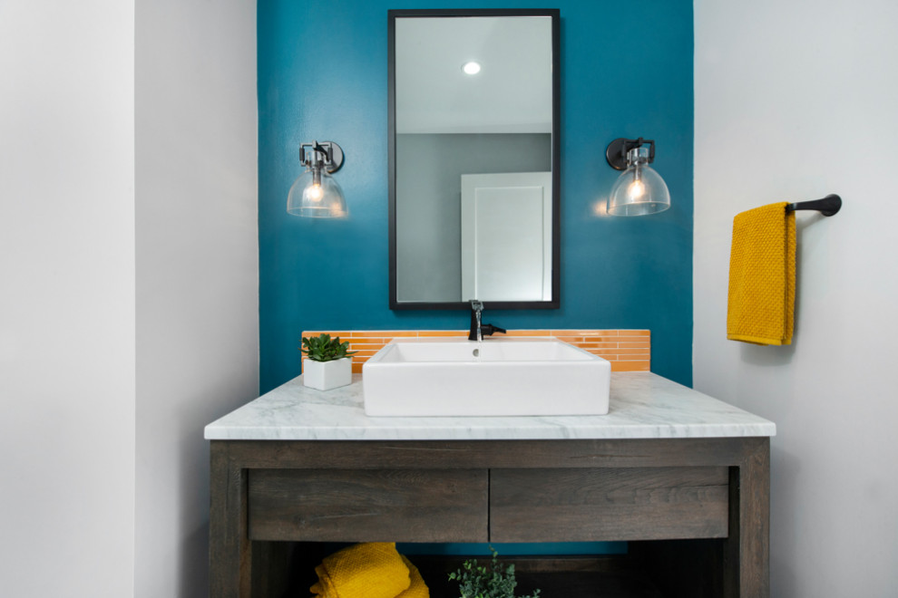 Идея дизайна: ванная комната среднего размера в стиле неоклассика (современная классика) с открытыми фасадами, темными деревянными фасадами, унитазом-моноблоком, желтой плиткой, керамической плиткой, серыми стенами, полом из керамогранита, душевой кабиной, настольной раковиной, мраморной столешницей, серым полом, серой столешницей, тумбой под одну раковину и напольной тумбой