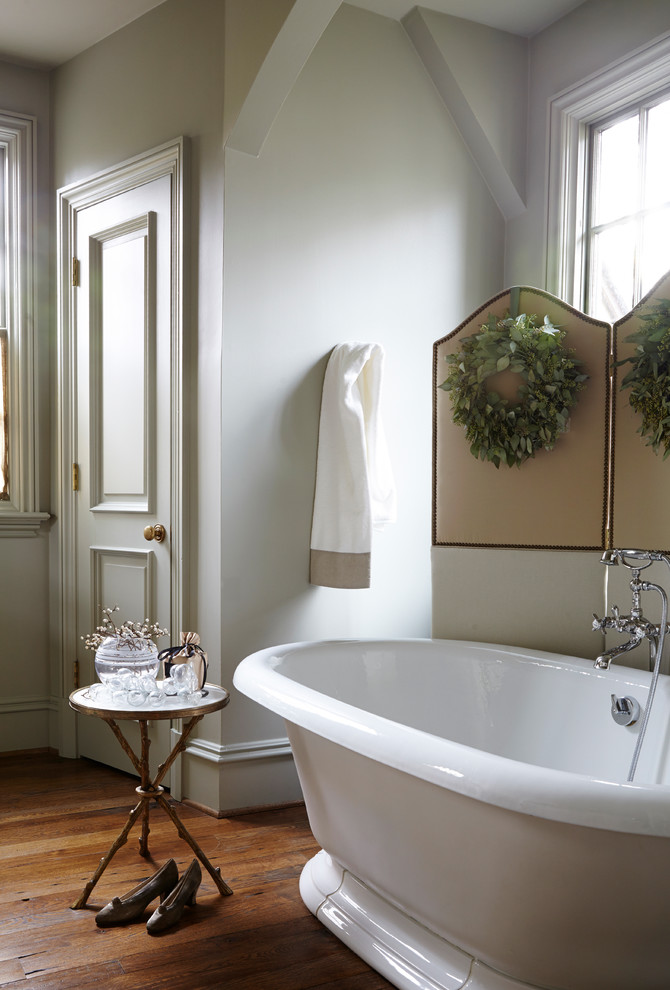 Esempio di una stanza da bagno classica con vasca freestanding, pareti grigie e parquet scuro