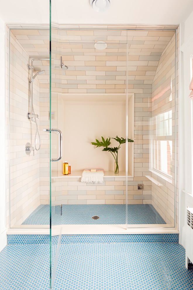 Modelo de cuarto de baño tradicional renovado de tamaño medio con baldosas y/o azulejos multicolor, suelo de baldosas de cerámica y ducha empotrada