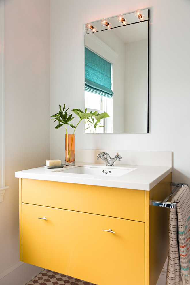 На фото: ванная комната в современном стиле с желтыми фасадами, белыми стенами, врезной раковиной, плоскими фасадами и зеркалом с подсветкой