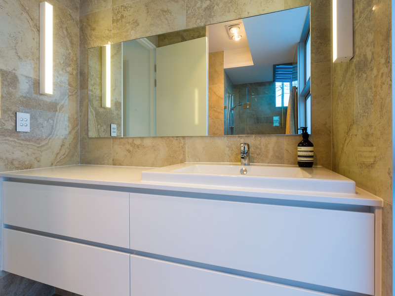 Idéer för ett mellanstort modernt badrum, med vita skåp, bänkskiva i kvarts, ett fristående badkar och porslinskakel