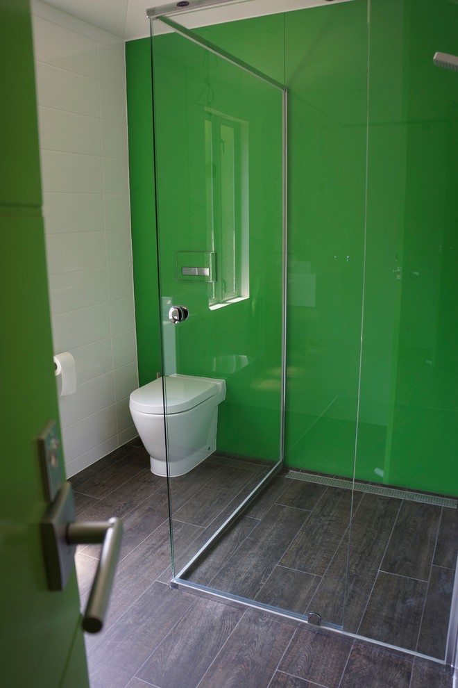 Exemple d'une salle de bain tendance avec une douche d'angle et un sol marron.