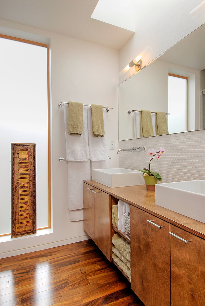 Diseño de cuarto de baño rectangular minimalista con lavabo sobreencimera
