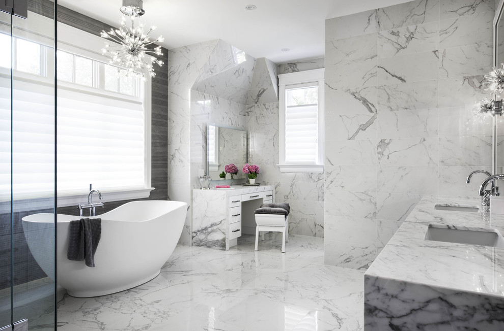 Идея дизайна: главная ванная комната в стиле неоклассика (современная классика) с врезной раковиной, отдельно стоящей ванной и белой плиткой