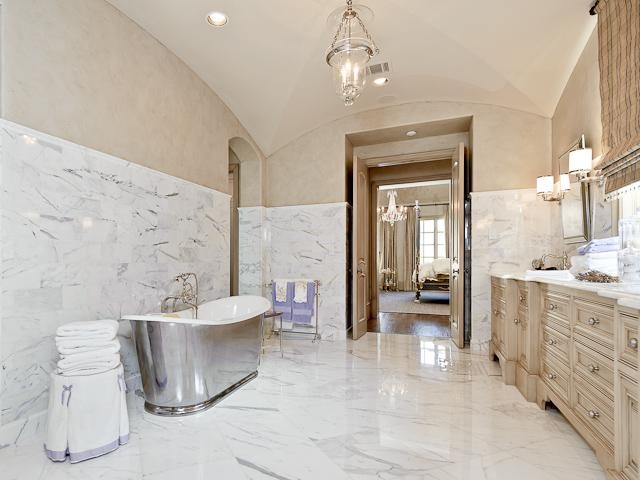 Esempio di una stanza da bagno tradizionale con pavimento in marmo