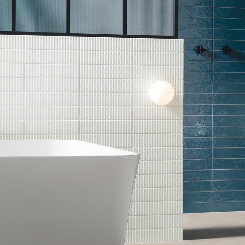 Modelo de cuarto de baño mediterráneo con baldosas y/o azulejos blancos, baldosas y/o azulejos de porcelana, paredes azules y suelo de baldosas de porcelana