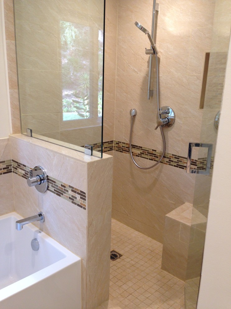 Свежая идея для дизайна: главная ванная комната среднего размера в стиле модернизм с бежевой плиткой, керамогранитной плиткой, бежевыми стенами и полом из керамогранита - отличное фото интерьера