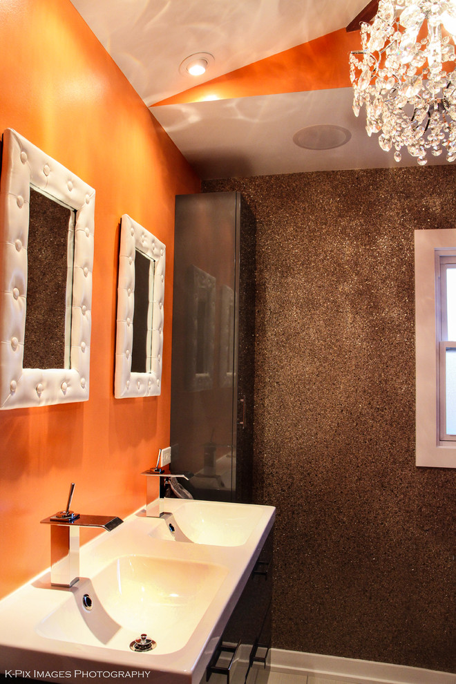 На фото: главная ванная комната среднего размера в стиле неоклассика (современная классика) с раковиной с несколькими смесителями, плоскими фасадами, серыми фасадами, столешницей из искусственного камня, открытым душем, унитазом-моноблоком, серой плиткой, керамогранитной плиткой, оранжевыми стенами и полом из керамогранита
