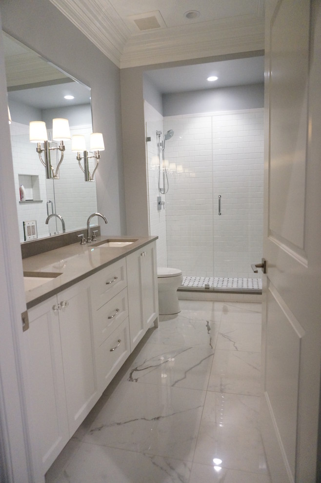 Стильный дизайн: большая ванная комната в стиле неоклассика (современная классика) с белой плиткой, плиткой мозаикой и полом из керамогранита - последний тренд