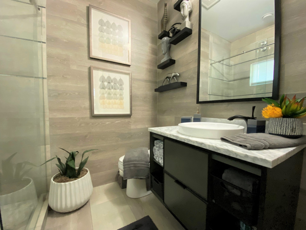 Свежая идея для дизайна: ванная комната среднего размера в стиле модернизм с двойным душем, керамической плиткой, настольной раковиной, душем с раздвижными дверями, плоскими фасадами, черными фасадами, серой плиткой, светлым паркетным полом, душевой кабиной, столешницей из гранита, бежевым полом и серой столешницей - отличное фото интерьера