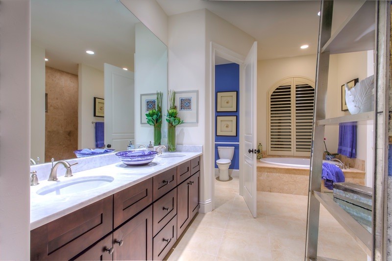 На фото: большая главная ванная комната в морском стиле с фасадами в стиле шейкер, темными деревянными фасадами, накладной ванной, угловым душем, белыми стенами, врезной раковиной, белым полом и открытым душем