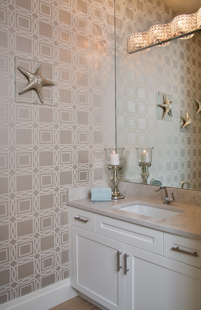 Bild på ett mellanstort vintage badrum med dusch, med skåp i shakerstil, vita skåp, beige väggar, mörkt trägolv, ett undermonterad handfat och brunt golv