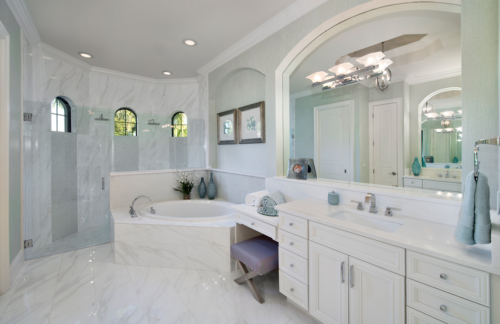 Großes Klassisches Badezimmer En Suite mit Schrankfronten mit vertiefter Füllung, weißen Schränken, Einbaubadewanne, Duschnische, weißer Wandfarbe, Unterbauwaschbecken, weißem Boden und Falttür-Duschabtrennung in Miami