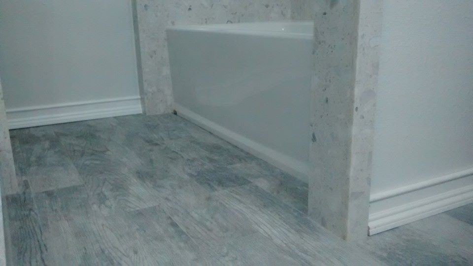 Foto de cuarto de baño principal tradicional renovado de tamaño medio con encimera de mármol y baldosas y/o azulejos grises