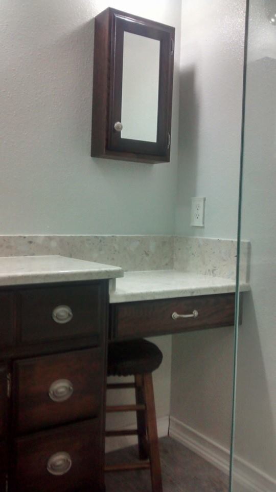 Modelo de cuarto de baño principal tradicional renovado de tamaño medio con encimera de mármol y baldosas y/o azulejos grises