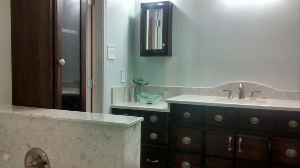 Modelo de cuarto de baño principal clásico renovado de tamaño medio con encimera de mármol y baldosas y/o azulejos grises