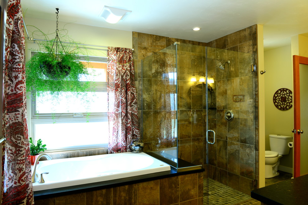 Idée de décoration pour une salle de bain principale bohème de taille moyenne avec un placard à porte shaker, un plan de toilette en granite, une baignoire posée, une douche d'angle, WC séparés, un carrelage marron, des carreaux de porcelaine et un sol en carrelage de porcelaine.